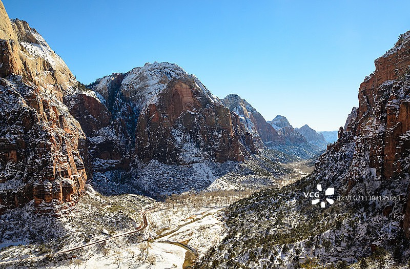 白雪皑皑的山峰映衬着晴朗的天空图片素材