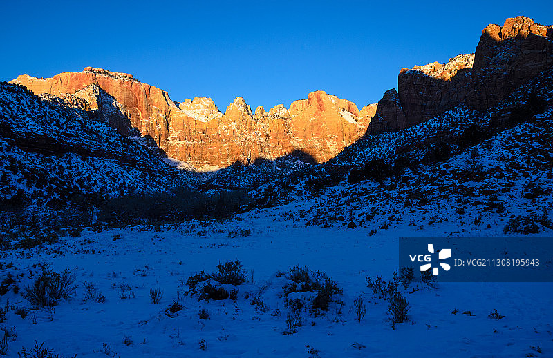 白雪皑皑的山峰映衬着湛蓝的天空图片素材