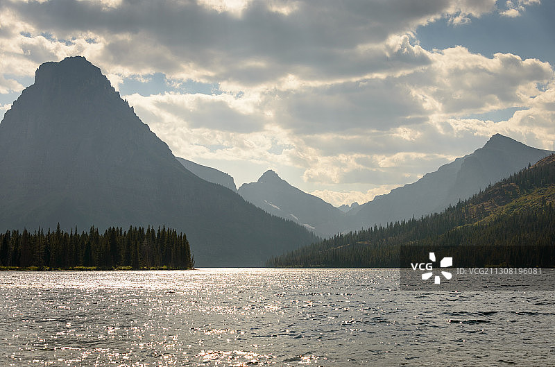 湖的风景，山对天图片素材