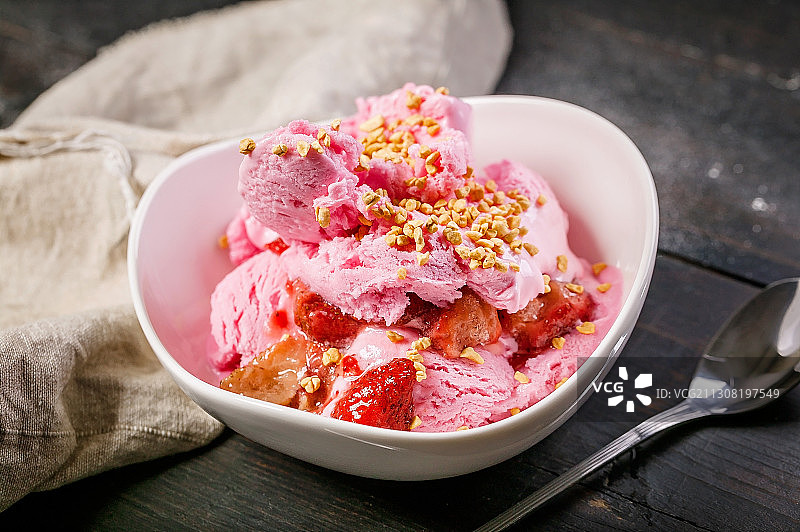 桌子上碗里的食物的特写图片素材