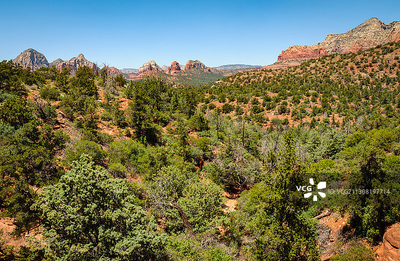 山的风景与晴朗的天空图片素材