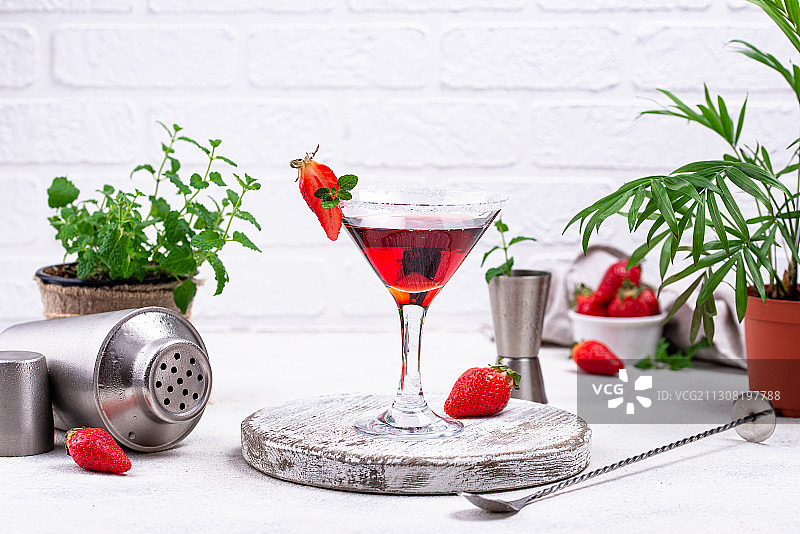 桌上靠墙饮品的特写图片素材