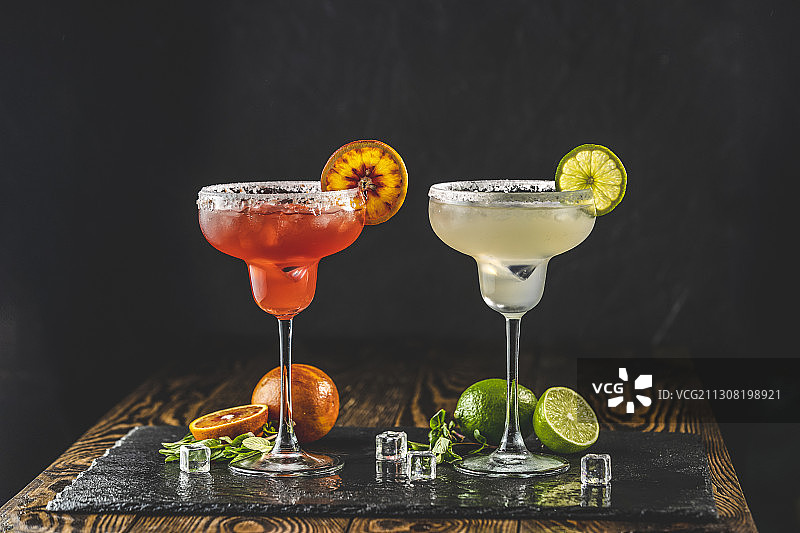 黑色背景下桌上的饮品特写图片素材