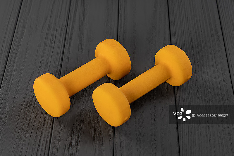 黄色地板上的黄色哑铃高角度视图图片素材