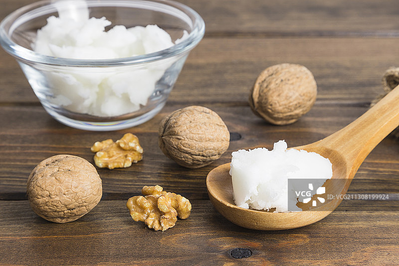 桌子上碗里的食物的特写图片素材