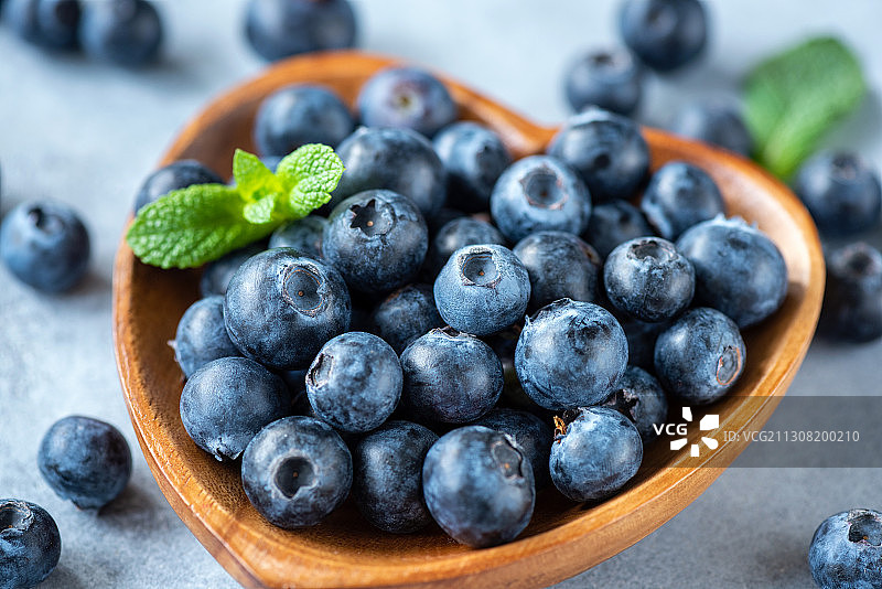 桌上碗中蓝莓特写，俄罗斯图片素材