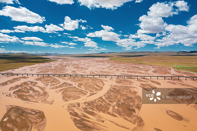 青海三江源唐古拉山镇沱沱河青藏铁路和公路自然风光图片素材
