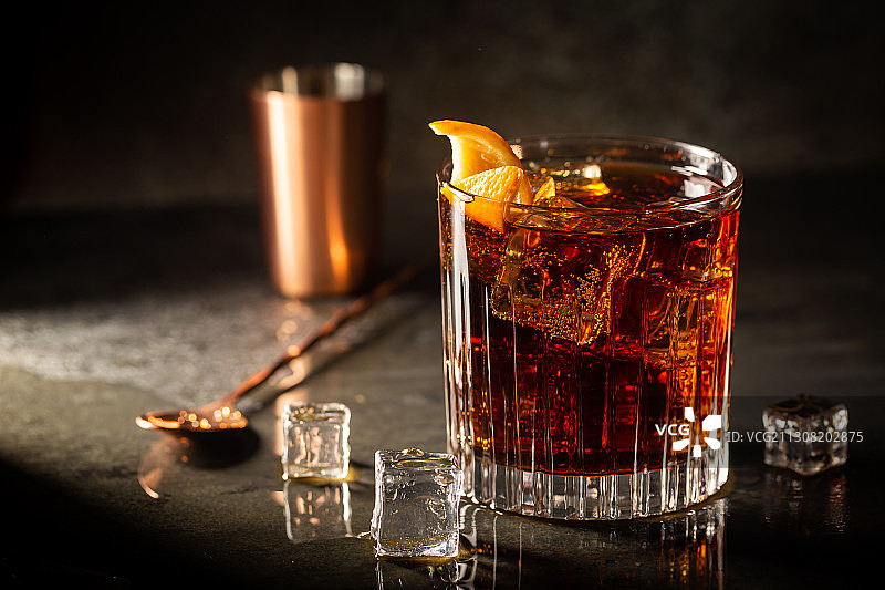 桌子上玻璃杯中威士忌特写图片素材