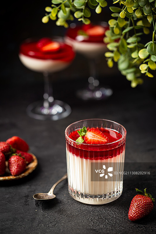 桌子上的覆盆子慕斯特写图片素材