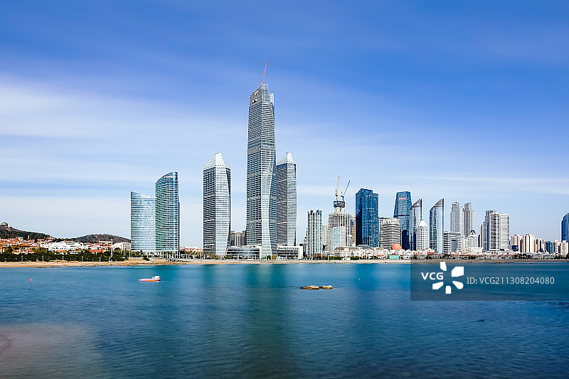 山东青岛海岸线 秋冬季海滨风光 海边高楼大厦图片素材