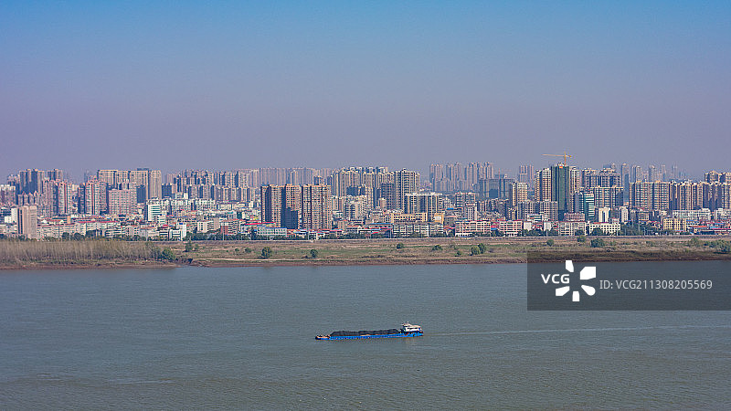 秋天周末阳光下隔江拍摄长江和黄冈市图片素材