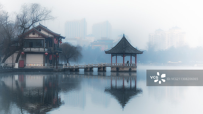 雾中大明湖  九曲亭 集山楼图片素材