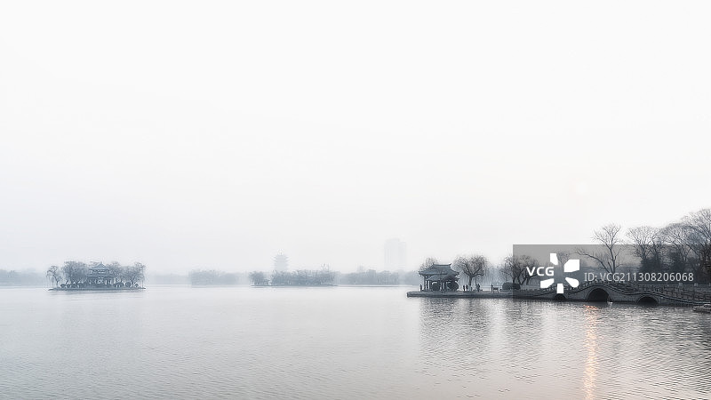 雾中大明湖图片素材