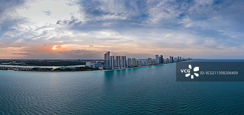 美国佛罗里达州阳光岛海滩日落时分的建筑旁海景风光图片素材