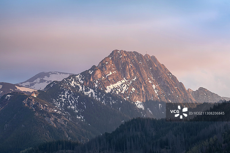 日落时分波兰扎科帕内雪山风光图片素材