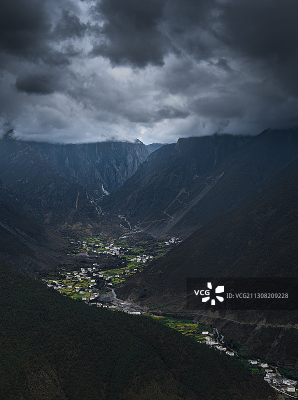 希望之路，总是暴雨相随图片素材