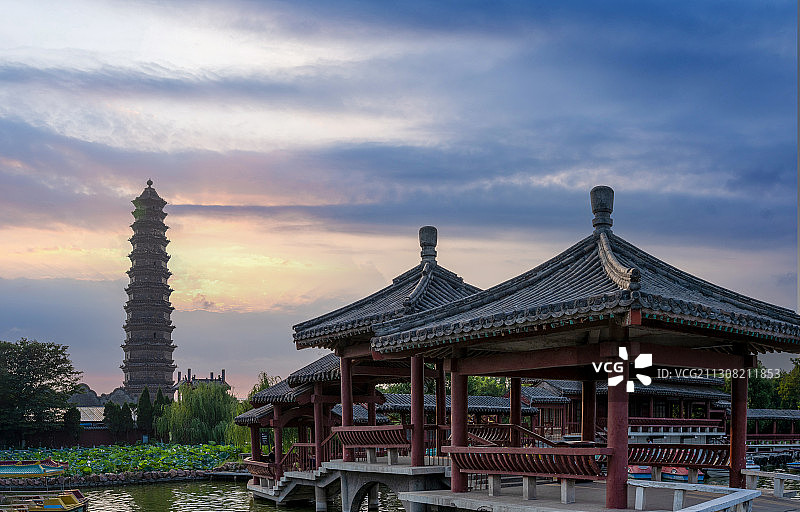 中国河南开封铁塔公园日落图片素材