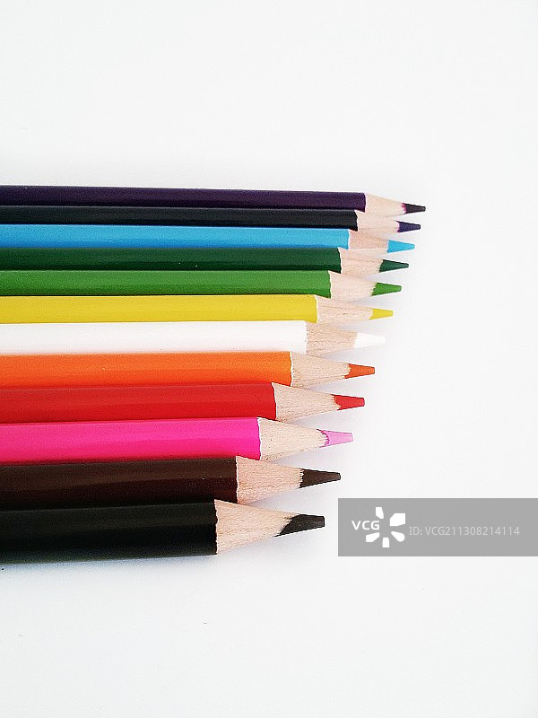 俯视角度拍摄的白色背景上的彩色铅笔图片素材