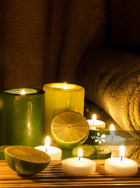 桌子上点燃的茶蜡烛特写图片素材