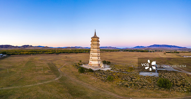 罕山下、查干木伦河边，契丹庆州白塔孤独的存在了千年图片素材