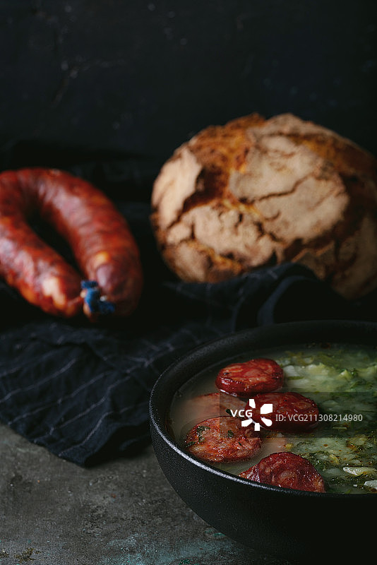 桌子上碗里的食物的特写图片素材