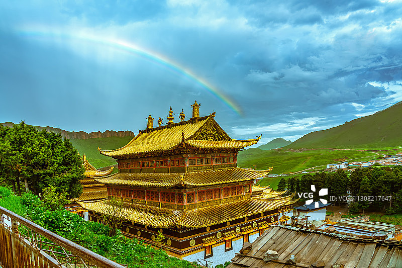 彩虹下的郎木寺图片素材
