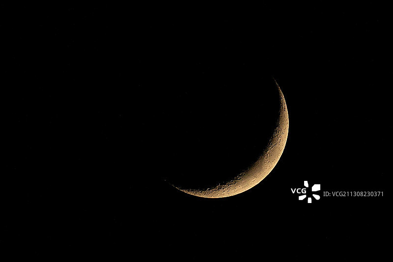 夜间英国梅登黑德的月亮低角度景观图片素材