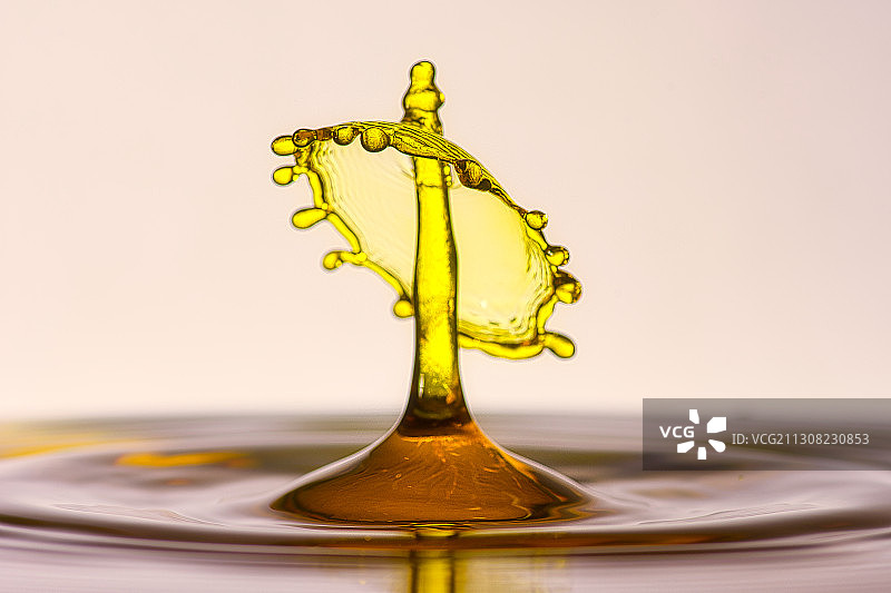 美国佛罗里达州珊瑚泉市，白色背景上的液体飞溅特写图片素材