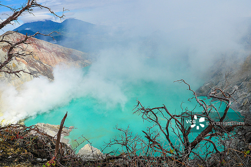树木冒出烟雾的俯视图图片素材