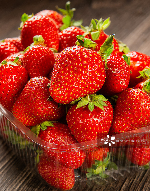 俄罗斯桌上篮中草莓特写图片素材