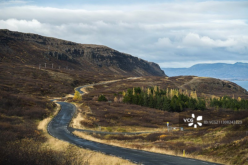 冰岛辛格韦德利国家公园山脉公路的壮丽景色图片素材