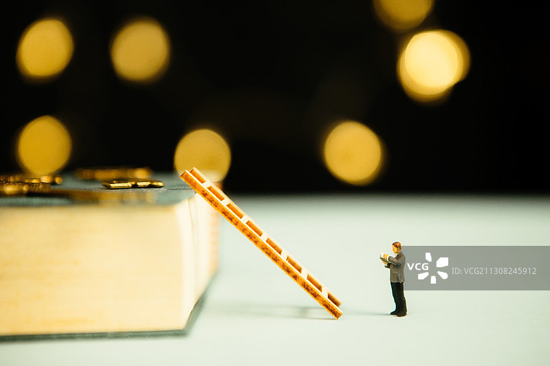 读书的人思考教育钥匙打开书本学习智慧考试图片素材