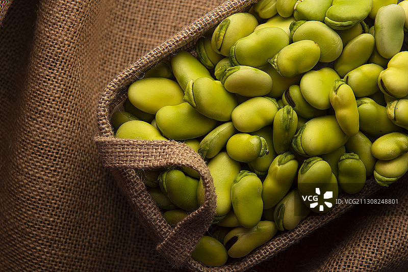 桌子上篮子里豆子的高角度景观图片素材