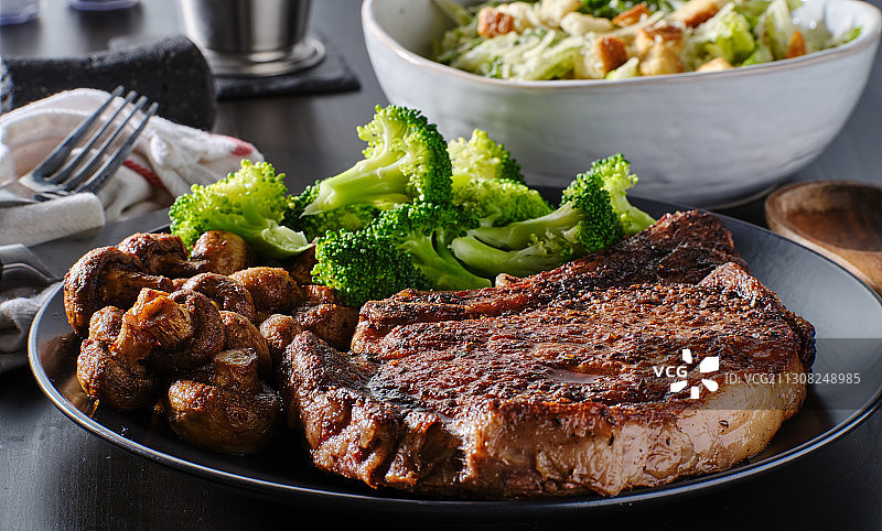 特写肉在盘子上的桌子图片素材