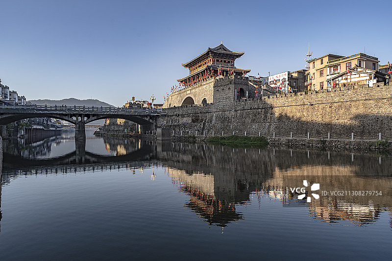 汀江边长汀古城城墙城门及倒影图片素材