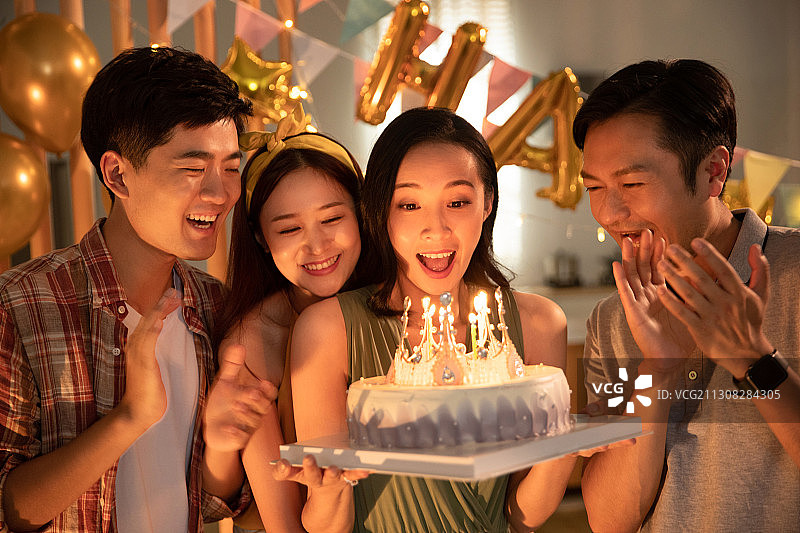 欢乐的青年朋友过生日图片素材