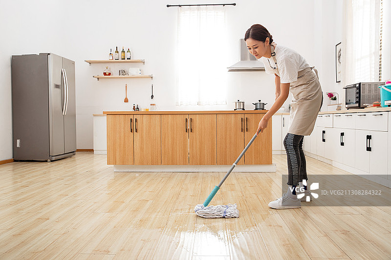 青年女人擦地板图片素材