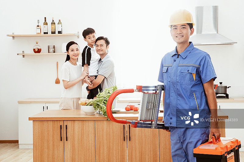 幸福家庭与维修服务人员图片素材