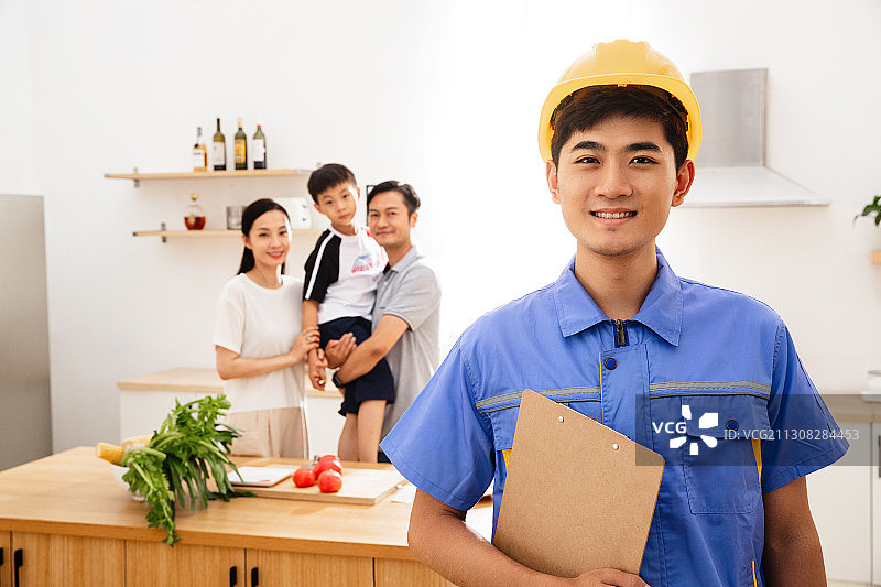 幸福家庭与维修服务人员图片素材