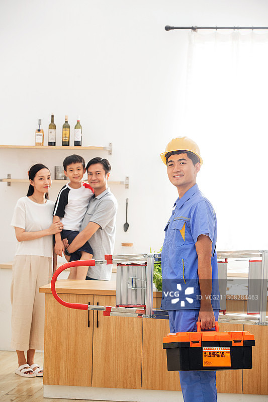 幸福家庭与维修服务人员图片素材