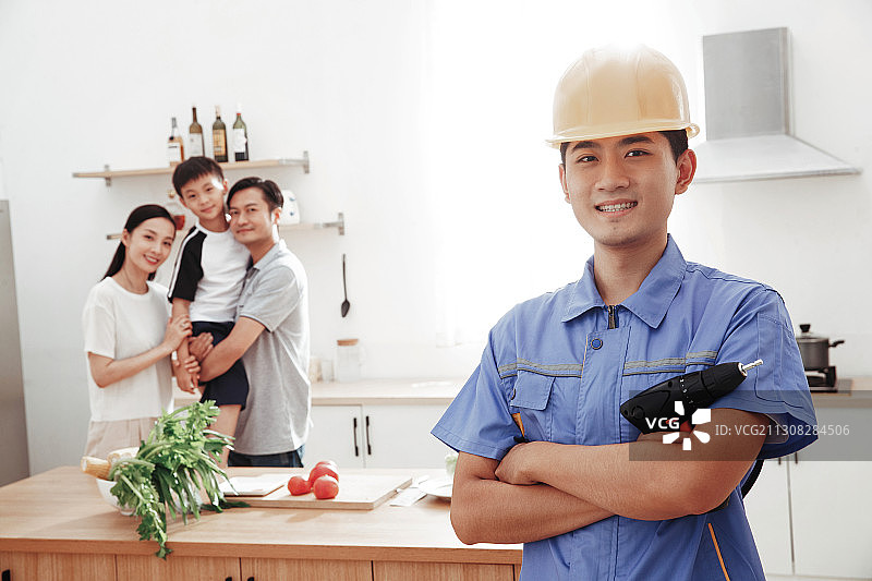 幸福家庭与维修服务人员图片素材