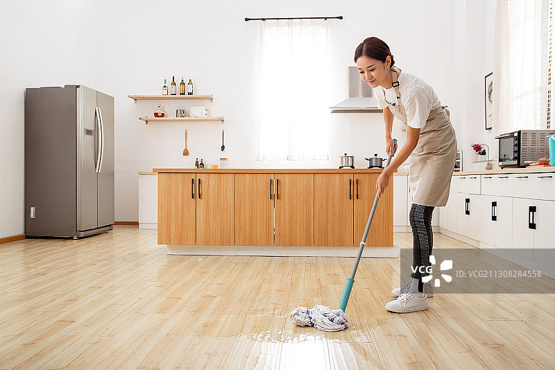 青年女人擦地板图片素材