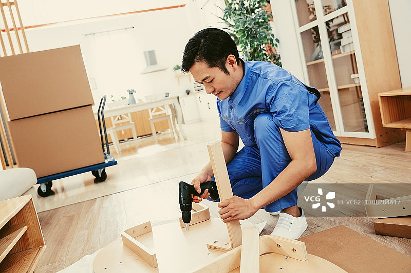 家装服务人员安装家具图片素材