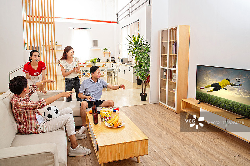在家看球赛的朋友们图片素材
