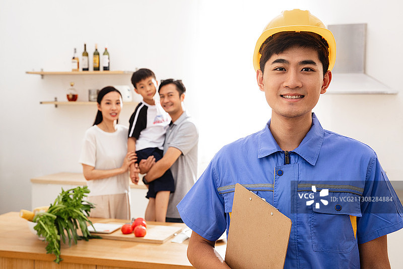幸福家庭与维修服务人员图片素材