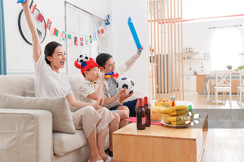 在家看球赛兴奋的一家三口图片素材