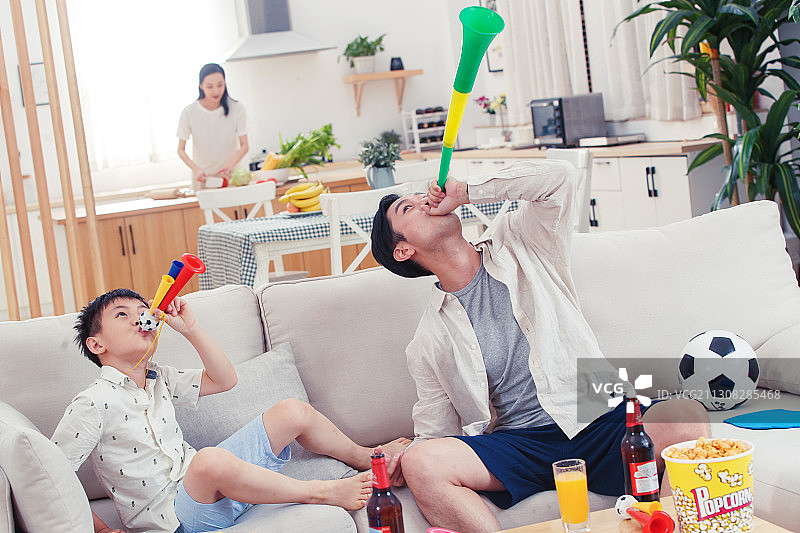 父亲和儿子在家看球赛图片素材