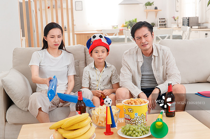 一家三口在家看球赛图片素材