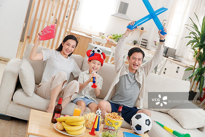 在家看球赛兴奋的一家三口图片素材