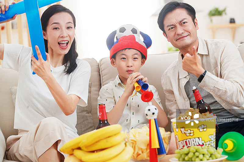 在家看球赛的一家三口图片素材